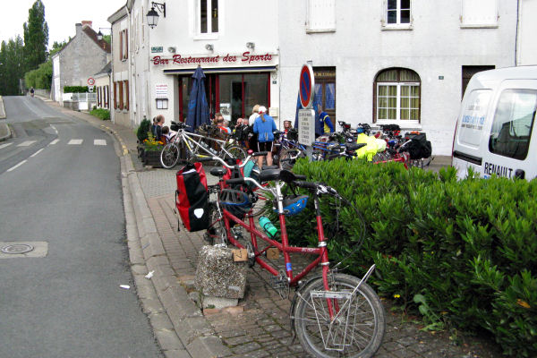 Tandemists at the café in Reignac-sur-Indre